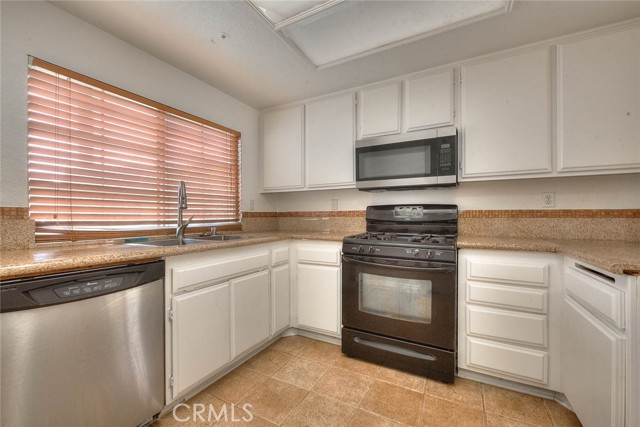 14319 Weeping Willow Lane, Fontana CA: https://media.crmls.org/medias/586c7449-f12f-4abc-9d6b-580591980cf2.jpg