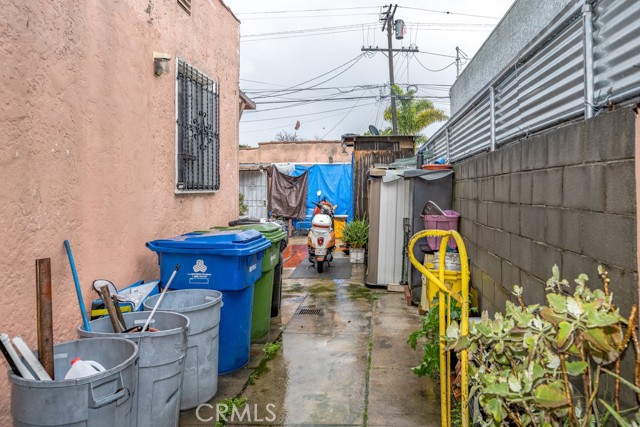 side yard walk way to free standng garage