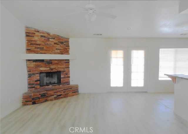 Detail Gallery Image 6 of 14 For 15930 Oak Ct, Victorville,  CA 92395 - 4 Beds | 3 Baths