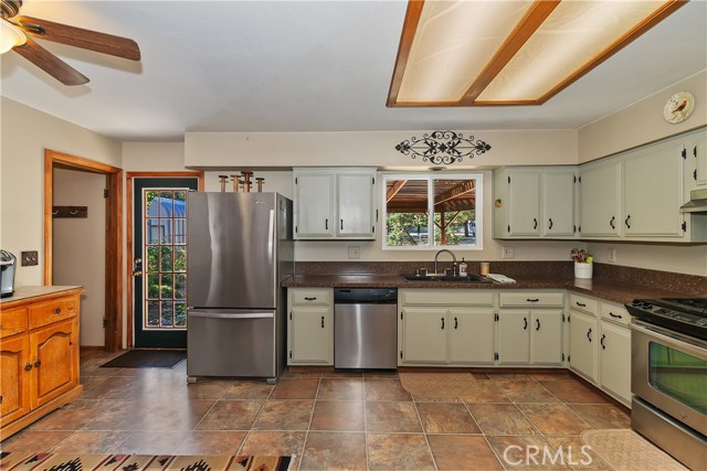 2208 Manzanita Lane, Big Bear City CA: https://media.crmls.org/medias/586f71f8-3be9-4635-a67f-a0bd1fc8fe52.jpg