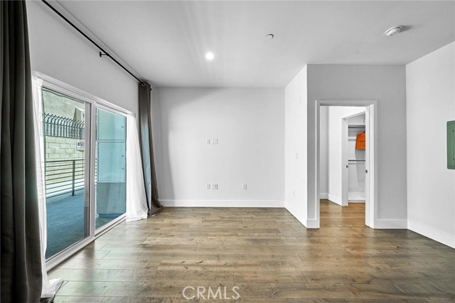 Detail Gallery Image 9 of 23 For 3715 San Marino St #104,  Los Angeles,  CA 90019 - 3 Beds | 2/1 Baths