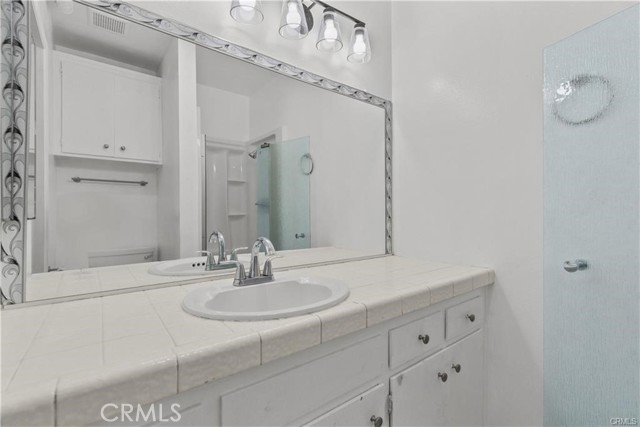 Image 7 of 28 For 5349 Newcastle Avenue 18