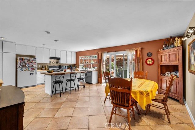 565 Martinique Place, Thousand Oaks CA: https://media.crmls.org/medias/58762849-3cd3-4dbf-89e0-4910b47badee.jpg