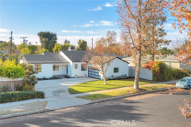 Detail Gallery Image 2 of 49 For 5711 Simpson Ave, Valley Village,  CA 91607 - 4 Beds | 2/1 Baths