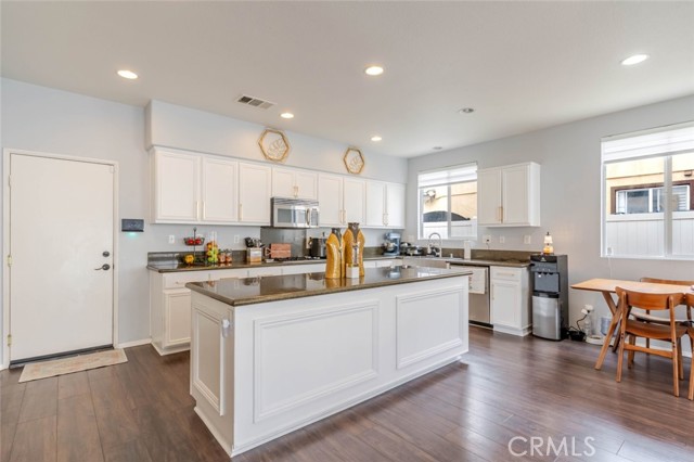 Detail Gallery Image 13 of 40 For 39112 Desert Holly Ln, Palmdale,  CA 93551 - 5 Beds | 4 Baths