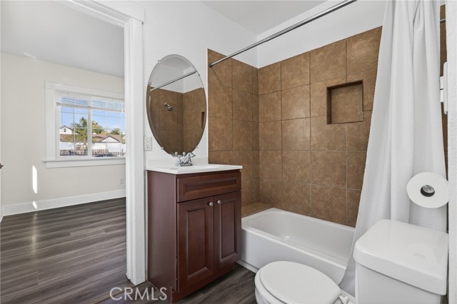 Detail Gallery Image 18 of 38 For 1300 W 90th St, Los Angeles,  CA 90044 - 6 Beds | 3 Baths