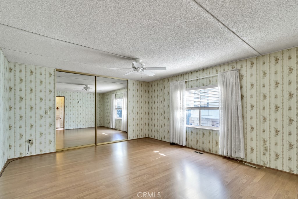 https://media.crmls.org/medias/587e0cd4-f5de-4169-a310-3a421c452570.jpg?preset=X-Large