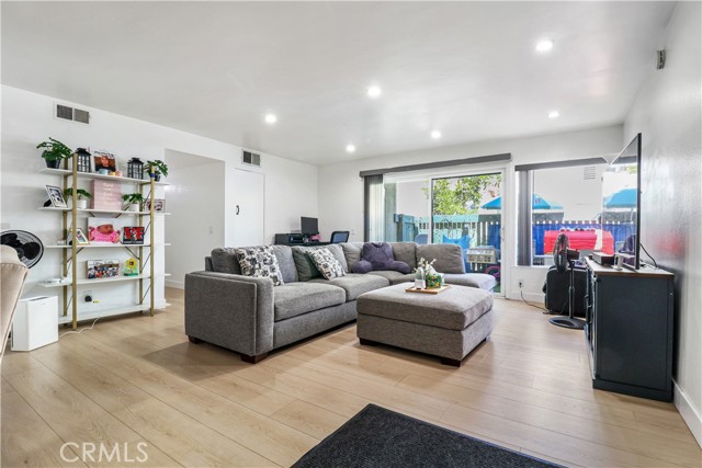 Detail Gallery Image 3 of 16 For 5700 Etiwanda, Tarzana,  CA 91356 - 3 Beds | 2 Baths