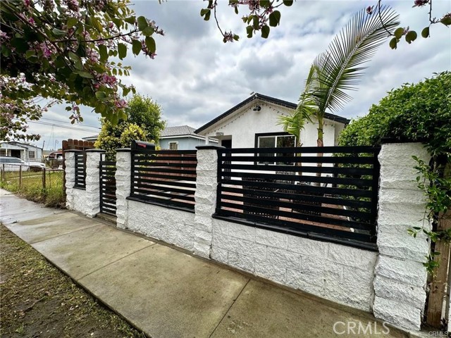 Detail Gallery Image 2 of 21 For 10621 Kalmia, Los Angeles,  CA 90002 - 4 Beds | 2 Baths