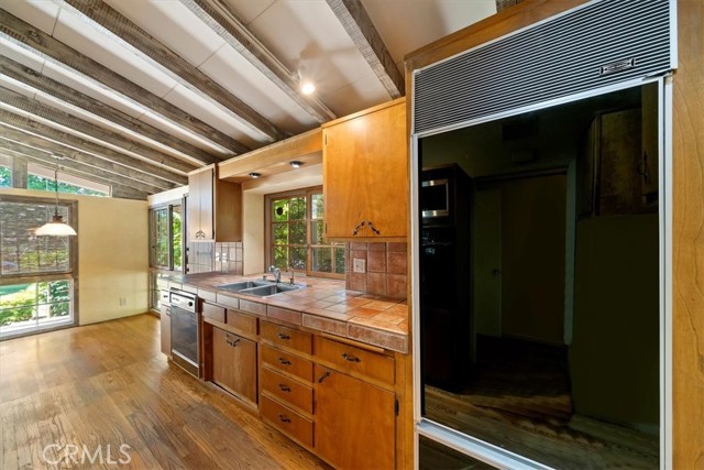901 E Walnut Avenue, Glendora CA: https://media.crmls.org/medias/5882c4d1-3279-4369-bf37-b77290ccfa3e.jpg