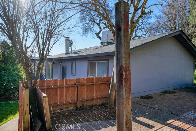 12410 Lakeview Drive, Clearlake Oaks CA: https://media.crmls.org/medias/588389e4-f83e-4fb1-a749-95cd1969b827.jpg