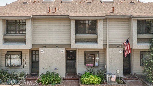 2220 E Chapman Avenue, Fullerton CA: https://media.crmls.org/medias/588609a5-afff-4704-a84c-028658976766.jpg