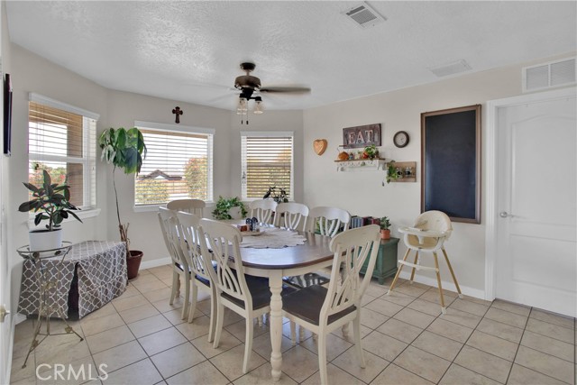 7330 Smoke Tree Road, Phelan CA: https://media.crmls.org/medias/588626bc-67ca-43cb-9eb9-37961e42e23f.jpg