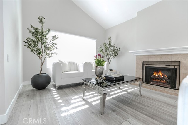 10670 Deering Avenue, Chatsworth CA: https://media.crmls.org/medias/588656ad-30b4-4654-ab86-e6b5b516dc07.jpg