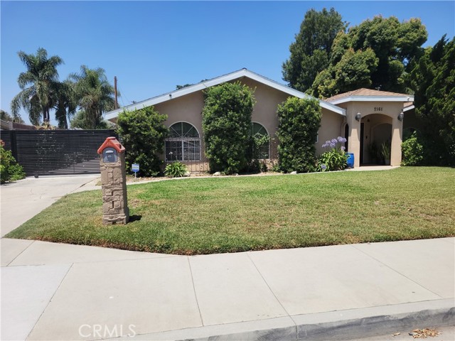 7161 N Atlantic Place, Long Beach CA: https://media.crmls.org/medias/58887330-0cf0-441a-a3f0-caf036a0389a.jpg