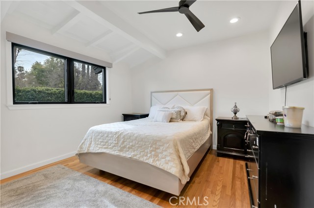 Detail Gallery Image 17 of 29 For 19943 Oxnard, Woodland Hills,  CA 91367 - 4 Beds | 3 Baths