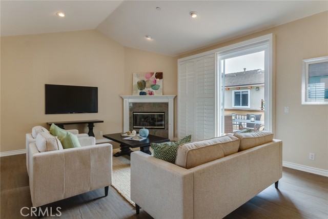 Detail Gallery Image 13 of 34 For 2113 Mathews Ave #B,  Redondo Beach,  CA 90278 - 3 Beds | 2/1 Baths