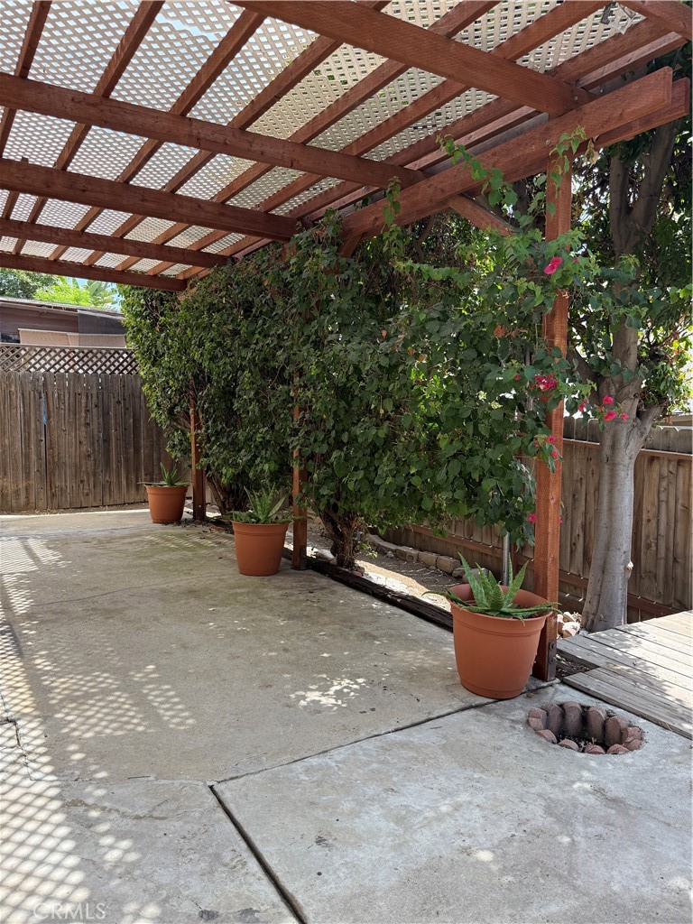 https://media.crmls.org/medias/588d78a6-c1d5-4521-ab7e-550669986355.jpg?preset=X-Large