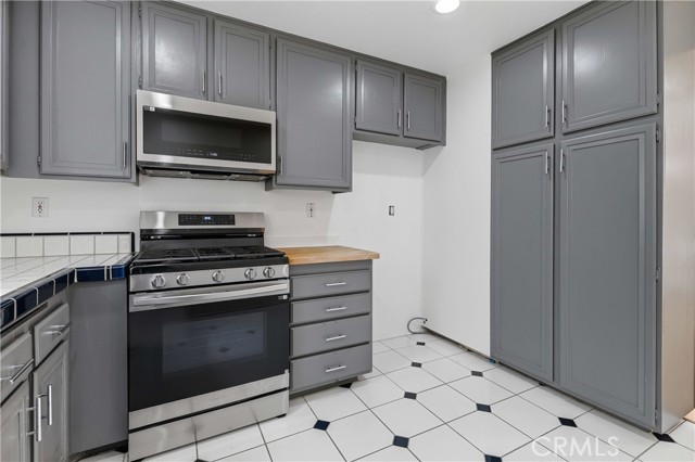 Detail Gallery Image 16 of 33 For 6121 Shoup #35,  Woodland Hills,  CA 91367 - 1 Beds | 2 Baths