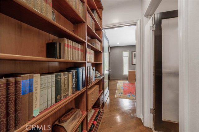 8100 Laurelmont Drive, Los Angeles CA: https://media.crmls.org/medias/58951518-adae-439b-a986-d8a5a91639c0.jpg