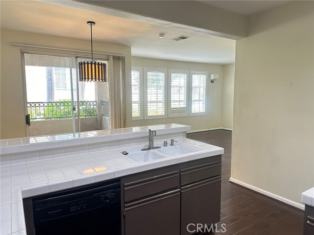 64 Sentinel Place, Aliso Viejo CA: https://media.crmls.org/medias/58968272-79dd-449a-a0b7-ebd5a38a48ea.jpg