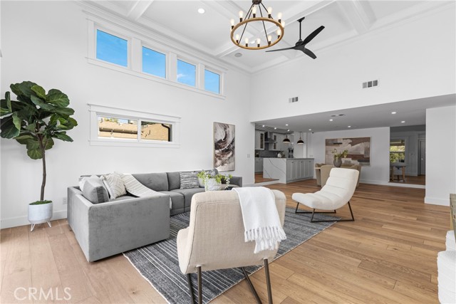 Detail Gallery Image 11 of 32 For 12947 La Maida St, Sherman Oaks,  CA 91423 - 4 Beds | 3 Baths