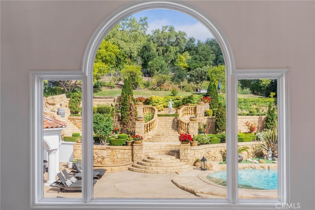 https://media.crmls.org/medias/5898242a-718a-49c5-80cd-8cd13f426386.jpg?preset=X-Large