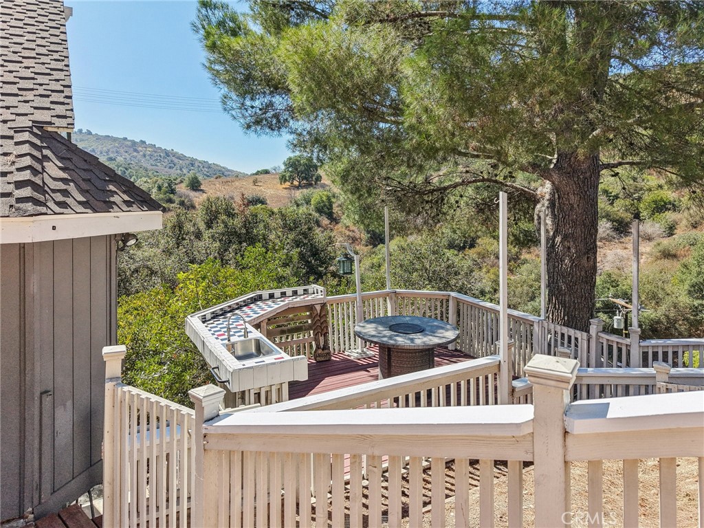 https://media.crmls.org/medias/5898ac0d-601d-43c9-b0f4-1d084db977c2.jpg?preset=X-Large
