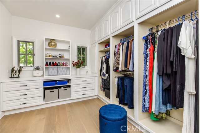 6032 County Oak Road, Woodland Hills CA: https://media.crmls.org/medias/5899d3c7-53c4-4d59-b1bf-c31bdea65d30.jpg