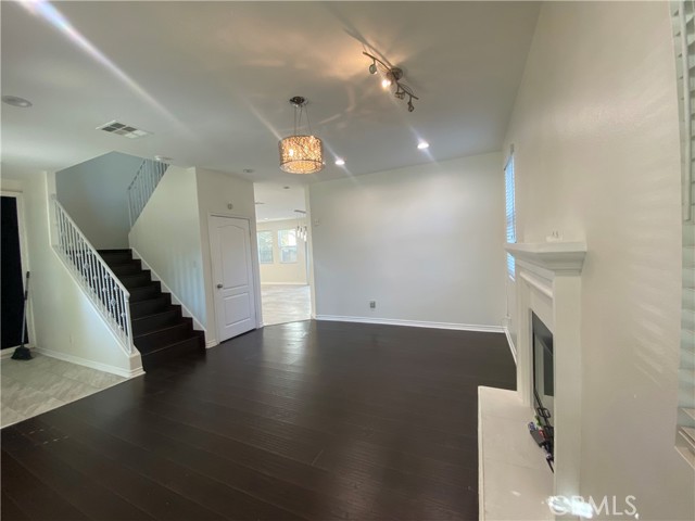 Detail Gallery Image 4 of 21 For 19303 Cohasset St, Reseda,  CA 91335 - 4 Beds | 3 Baths