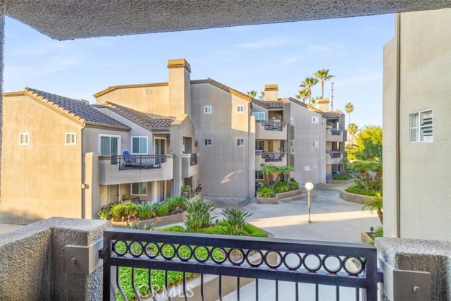 Detail Gallery Image 12 of 41 For 400 Lake St #208, Huntington Beach,  CA 92648 - 2 Beds | 2 Baths