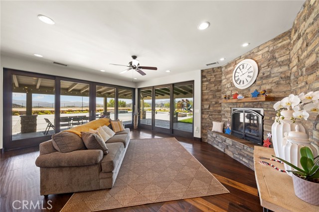 29732 Arroyo Oak Lane, Castaic CA: https://media.crmls.org/medias/58af5173-9442-41ef-b706-7079961d92b2.jpg
