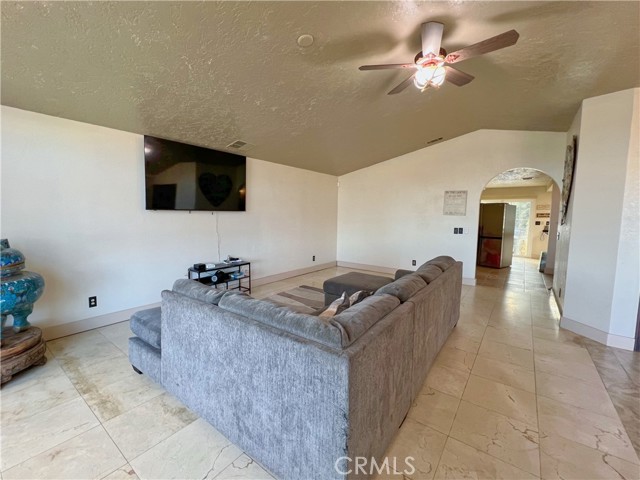 Detail Gallery Image 7 of 44 For 8323 Peach Ave, Hesperia,  CA 92345 - 4 Beds | 2/1 Baths