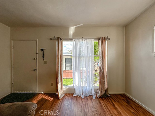 3915 E 11th Street, Long Beach CA: https://media.crmls.org/medias/58b3265f-9d48-477a-99e3-a6834ea083c2.jpg