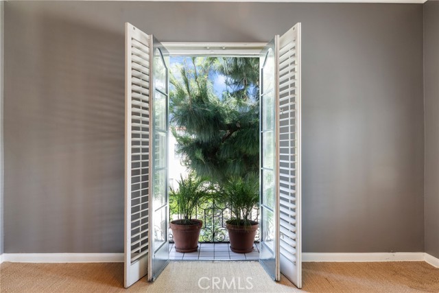 580 S Sweetzer Ave, Los Angeles CA: https://media.crmls.org/medias/58b8252c-b533-4caa-bc1d-08c936d604ff.jpg
