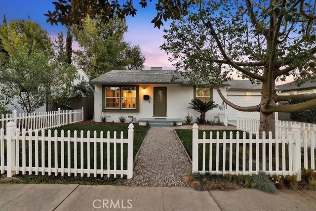 Detail Gallery Image 2 of 54 For 16937 Hartland, Lake Balboa,  CA 91406 - 2 Beds | 2 Baths