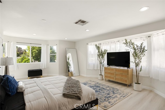 7904 Tampa Avenue, Reseda CA: https://media.crmls.org/medias/58bb2698-b4b5-41e7-aeff-91c03181f988.jpg
