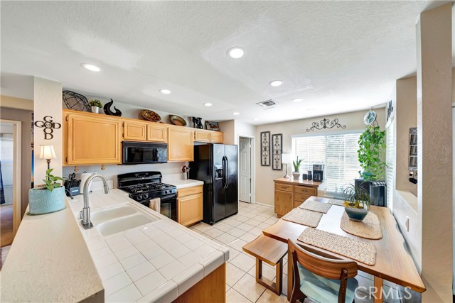 Detail Gallery Image 10 of 38 For 6041 Treehaven Ct, Lancaster,  CA 93536 - 3 Beds | 2 Baths