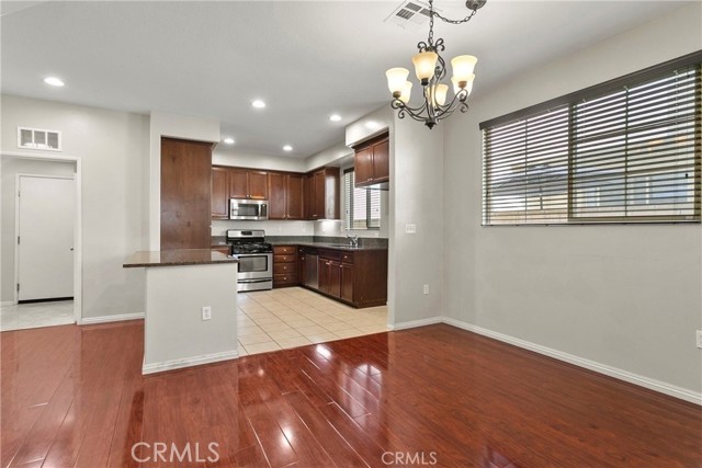 Detail Gallery Image 4 of 22 For 425 Merced, Corona,  CA 92878 - 4 Beds | 3 Baths