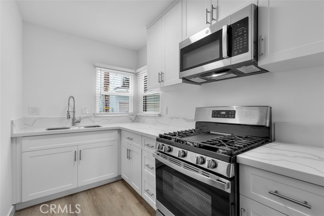 908 Manhattan Avenue, Hermosa Beach, California 90254, ,Residential Income,Sold,Manhattan,SB25198954