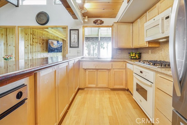 Detail Gallery Image 4 of 39 For 1954 Nob Hill Dr, Running Springs,  CA 92382 - 4 Beds | 2 Baths