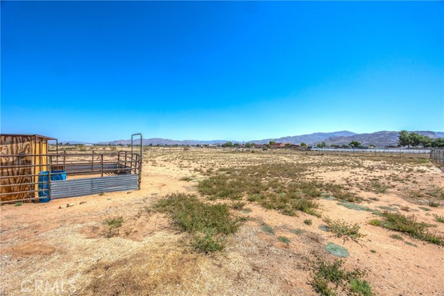 22818 Sitting Bull Road, Apple Valley CA: https://media.crmls.org/medias/58c5aa48-2e1c-46f7-b9f5-dbdf86ecaaf6.jpg