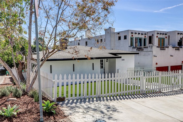 Detail Gallery Image 10 of 38 For 3010 Laurel Ave, Manhattan Beach,  CA 90266 - 4 Beds | 2 Baths