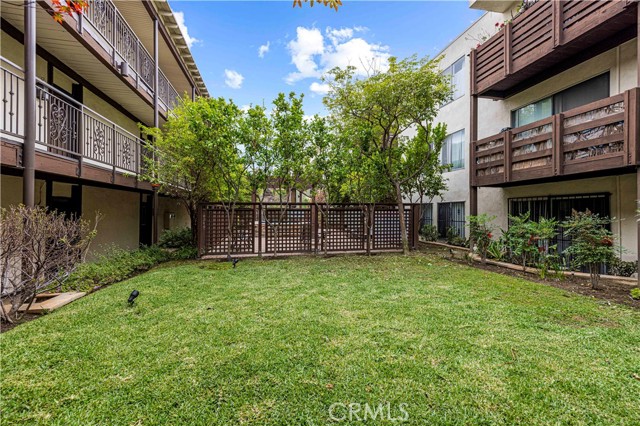 525 S Ardmore Ave, Los Angeles CA: https://media.crmls.org/medias/58caa89a-c476-4c0c-9f47-c78d55bc8c7a.jpg