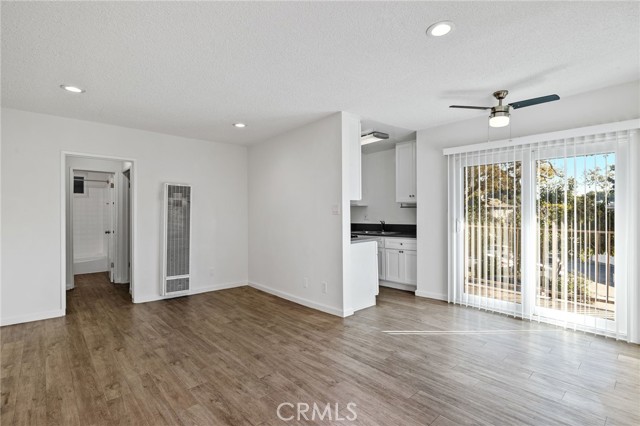 3337 S Durango Avenue, Los Angeles CA: https://media.crmls.org/medias/58d0b003-c1a9-456a-b245-83db2716d36a.jpg