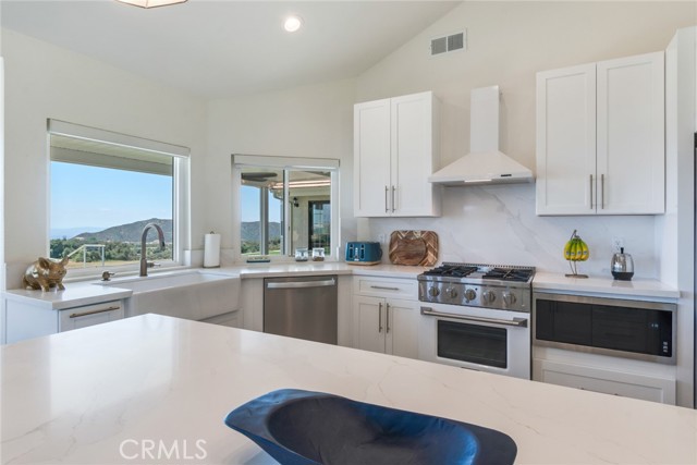 13288 Oak Crest Drive, Yucaipa CA: https://media.crmls.org/medias/58d3cbb5-26bd-4355-9040-55dff6acd46e.jpg