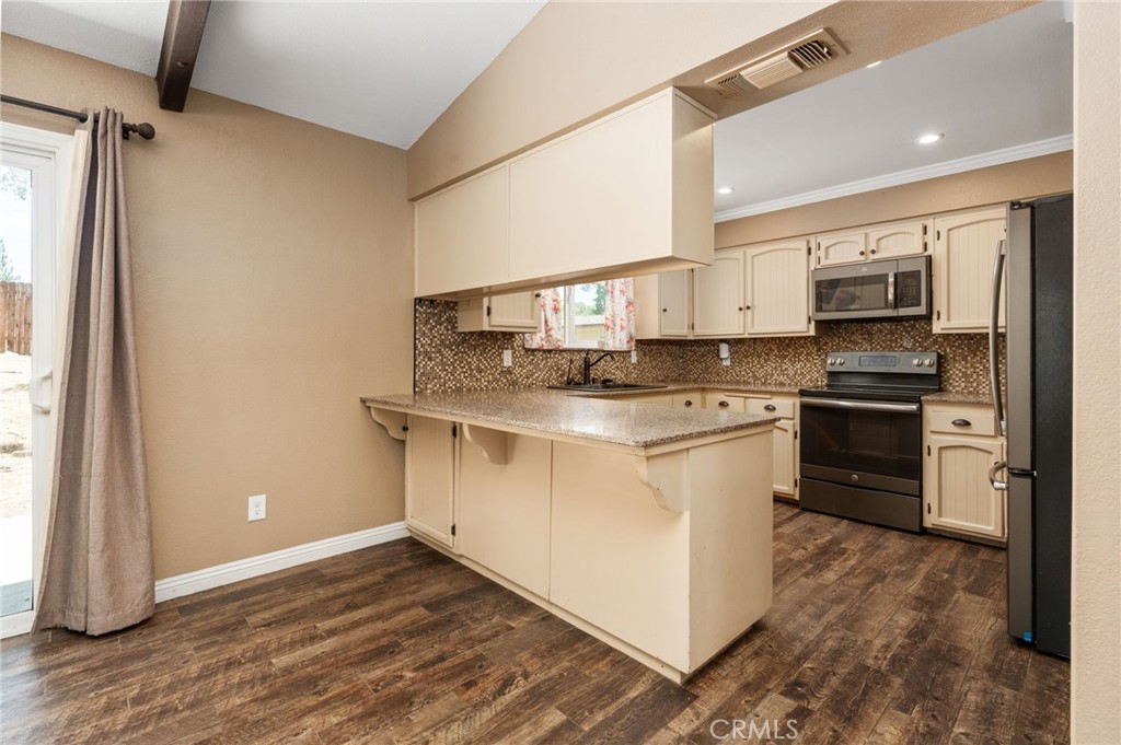 https://media.crmls.org/medias/58d3d400-811e-4fea-90e0-25dbb1ee3847.jpg?preset=X-Large