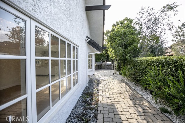 6037 Little Oak Lane, Woodland Hills CA: https://media.crmls.org/medias/58d6f80f-4802-42bc-bf75-82feb6b47376.jpg
