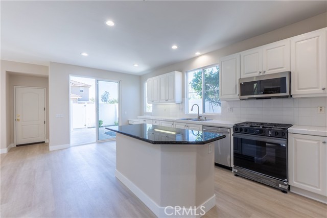 Detail Gallery Image 8 of 38 For 165 Kensington Park, Irvine,  CA 92606 - 4 Beds | 3/1 Baths