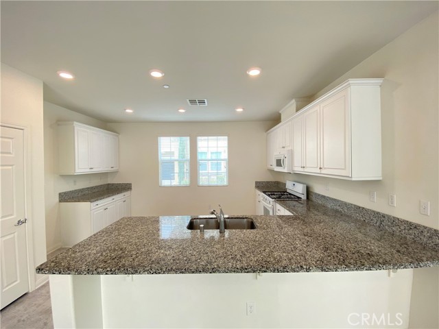 Detail Gallery Image 6 of 19 For 6129 Rosewood Way, Corona,  CA 92880 - 3 Beds | 2/1 Baths